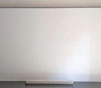 Toile de projection Nothing Projector Matte White motorisée par le sol // Source : Sylvain Pichot - Frandroid Toile de projection Nothing Projector Matte White motorisée par le sol // Source : Sylvain Pichot - Frandroid