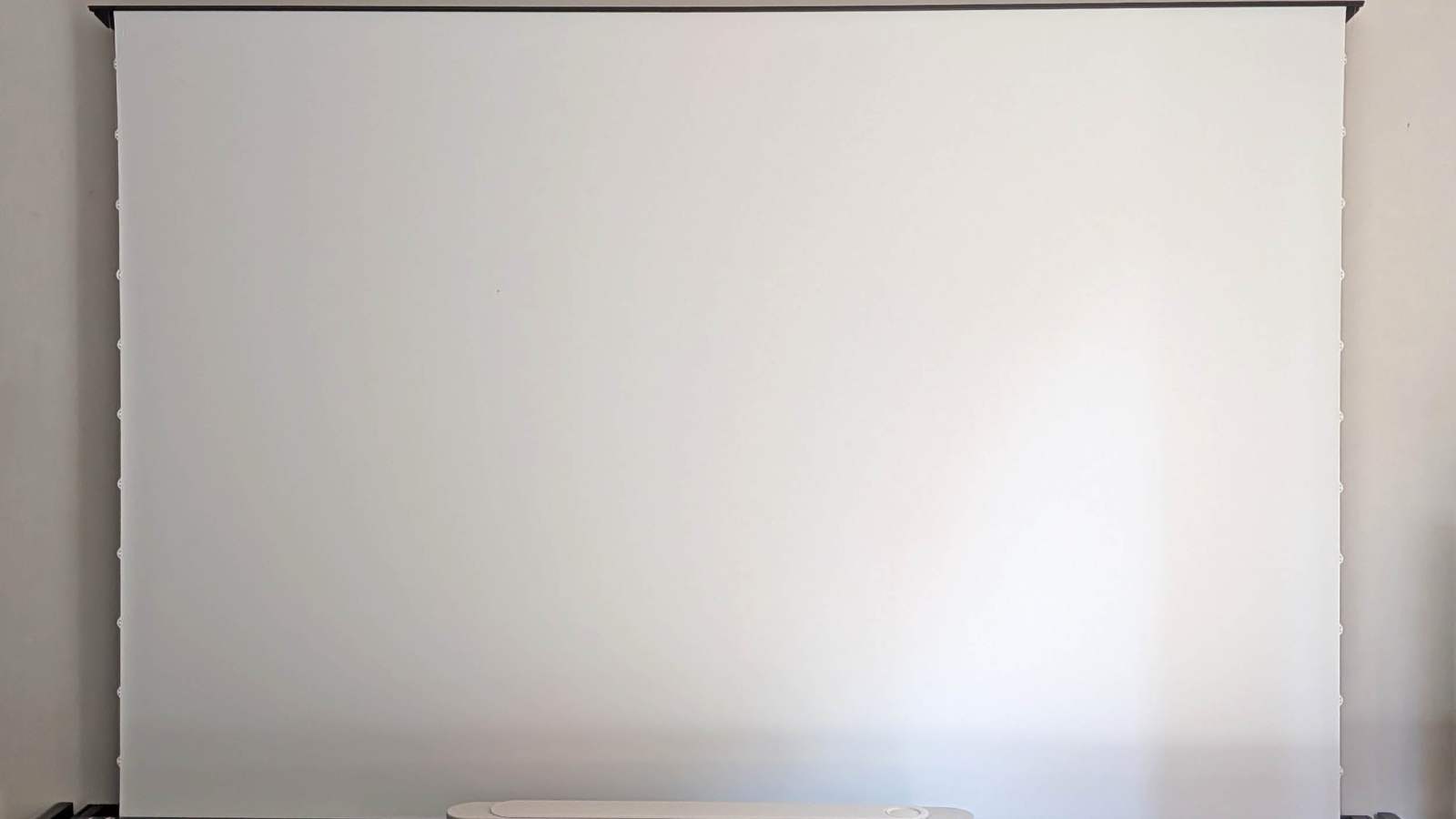Test de l’écran Nothing Projector Matte White : la toile blanche mate pour une image plus lumineuse mais moins contrastée