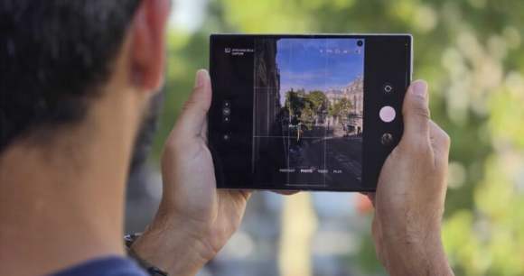 En tenant le Samsung Galaxy Z Fold 8 ouvert à l'horizontale, je prends une photo... verticale. // Source : Arnaud Gelineau - Frandroid En tenant le Samsung Galaxy Z Fold 8 ouvert à l'horizontale, je prends une photo... verticale. // Source : Arnaud Gelineau - Frandroid