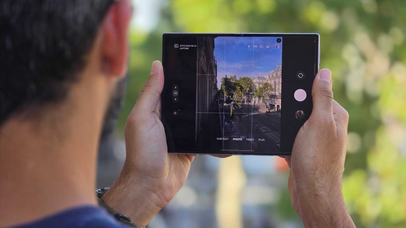 Bizarre ou logique ? À l’horizontale, le Samsung Galaxy Z Fold 8 prend des photos verticales quand il est déplié