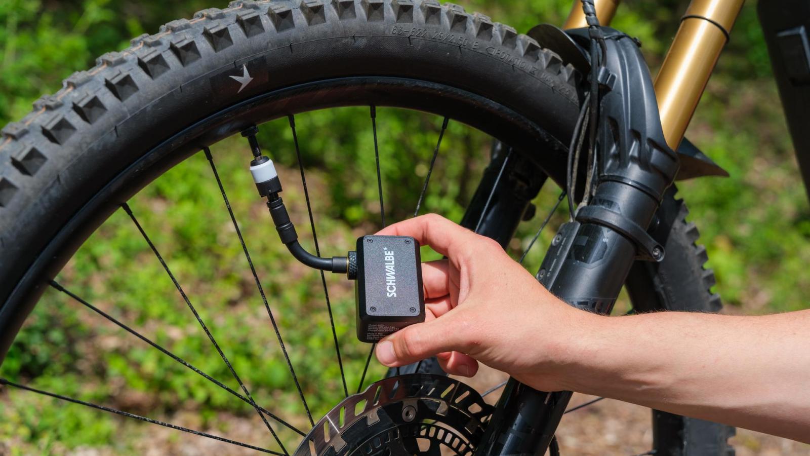 Schwalbe lance son premier mini-gonfleur électrique pour vélo : polyvalent et pas forcément hors de prix