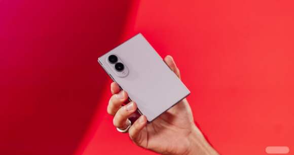 Samsung Galaxy Z Fold 8 // Source : Chloé Pertuis - Frandroid Samsung Galaxy Z Fold 8 // Source : Chloé Pertuis - Frandroid