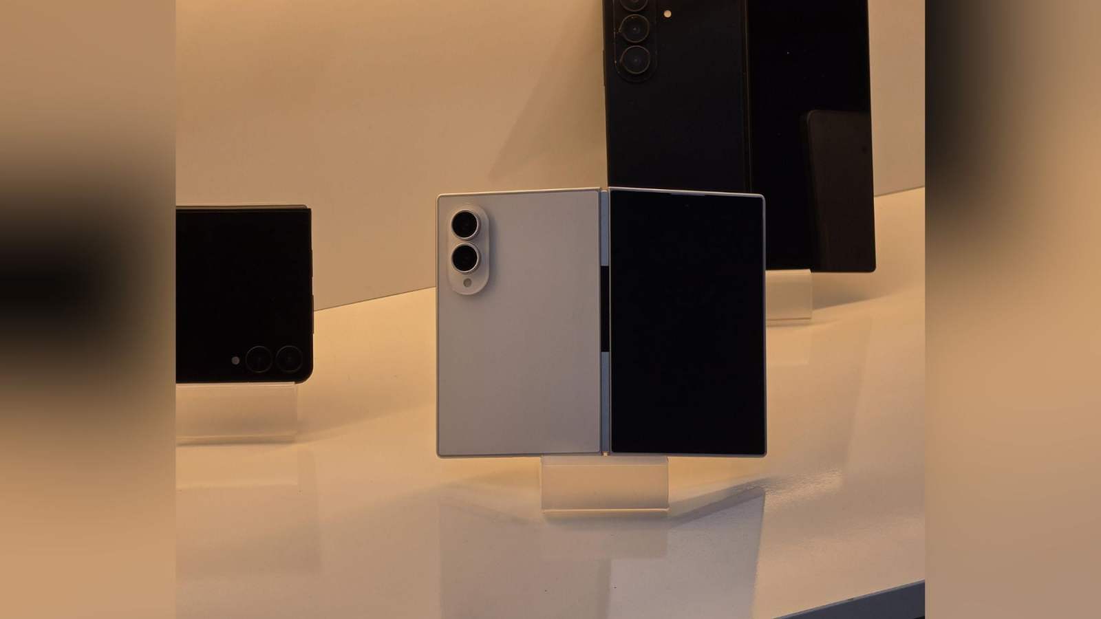 Le secret le moins bien gardé : le Galaxy Z Fold 8 au nouveau format est déjà exposé dans un Samsung Store — Frandroid
