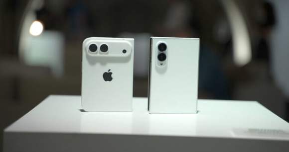iPhone Ultra (maquette 3D) vs Samsung Galaxy Z Fold 8 // Source : Arnaud Gelineau - Frandroid iPhone Ultra (maquette 3D) vs Samsung Galaxy Z Fold 8 // Source : Arnaud Gelineau - Frandroid