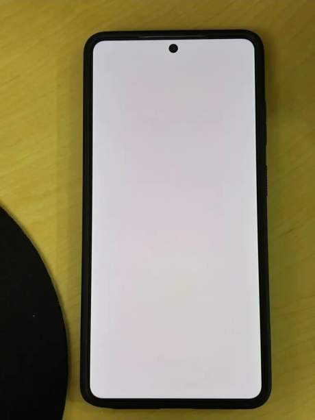 Teinte rosée sur le Samsung Galaxy S26 Ultra // Source : Via Gizmochina