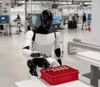 Le robot Optimus de chez Tesla s'occupe des cellules d'une batterie