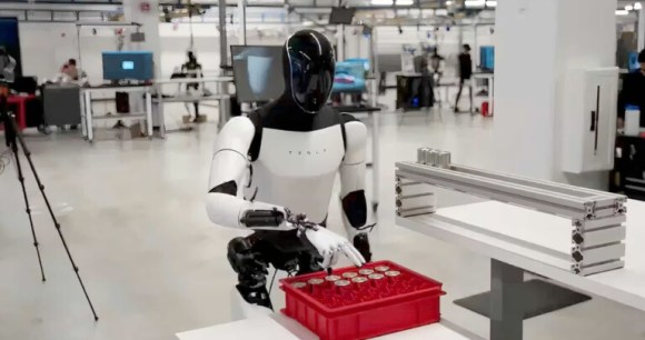 Le robot Optimus de chez Tesla s'occupe des cellules d'une batterie Le robot Optimus de chez Tesla s'occupe des cellules d'une batterie