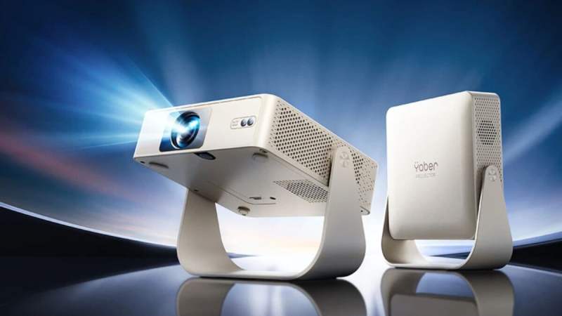 Ce mini vidéoprojecteur Full HD livré avec une toile passe de 199 à 79 € seulement