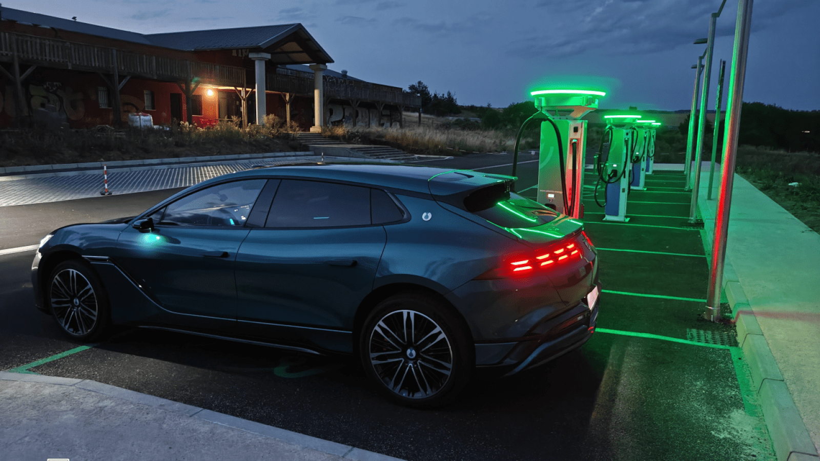 On sait comment la Denza Z9GT de BYD a pu charger à 720 kW sur une borne française de 600 kW : l’opérateur explique ce record