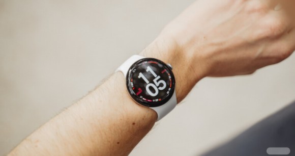 La Google Pixel Watch 5 // Source : Chloé Pertuis - Frandroid La Google Pixel Watch 5 // Source : Chloé Pertuis - Frandroid