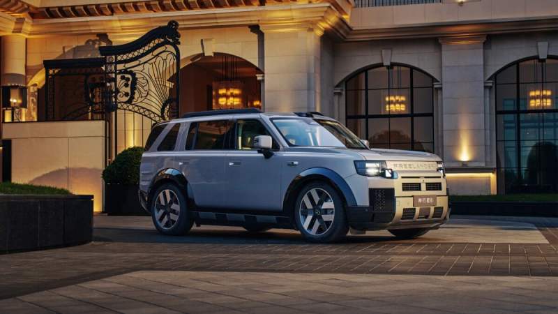 Le mythique Freelander est de retour : 818 ch, écran de 46 pouces et charge en 12 minutes pour ce SUV mi-anglais mi-chinois