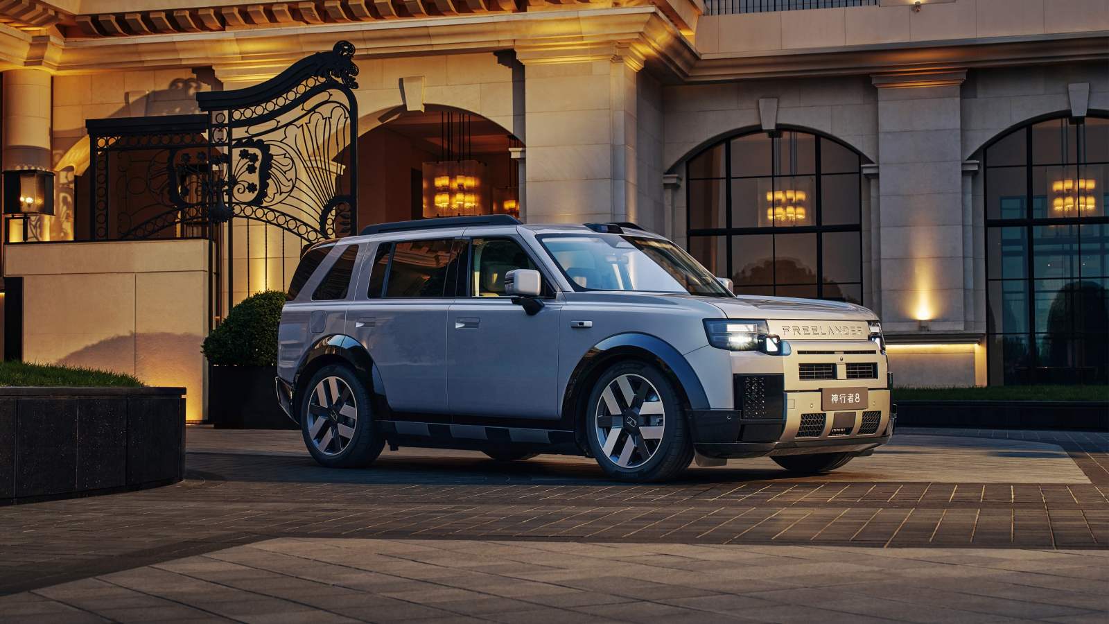 Le mythique Freelander est de retour : 818 ch, écran de 46 pouces et charge en 12 minutes pour ce SUV mi-anglais mi-chinois