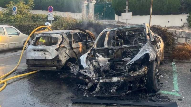 Une Zoé brûle une Tesla sur sa borne : pourquoi les électriques prennent toujours moins feu que les thermiques