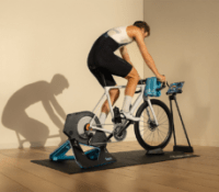 Le Garmin Tacx Neo 2T avec Zwift Cog et Click // Source : Garmin