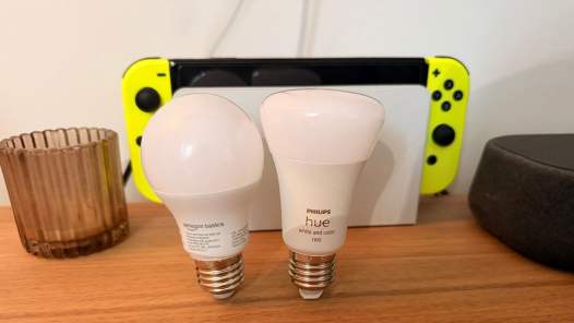 Amazon Basics Smart à gauche et Philips Hue à droite