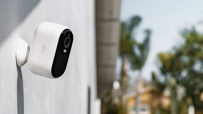 Pourquoi ce kit de caméras Arlo avec panneaux solaires à -31 % est le bon plan parfait avant les vacances