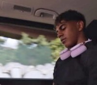 Le joueur de foot espagnol Lamine Yamal portant autour du cou ce qui serait le prochain casque beats // Source : Instagram Lamine Yamal Le joueur de foot espagnol Lamine Yamal portant autour du cou ce qui serait le prochain casque beats // Source : Instagram Lamine Yamal