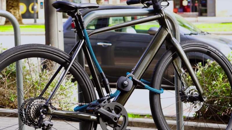 Roue, cadre et selle : ce nouvel antivol vélo 3-en-1 se la joue ultra rassurant