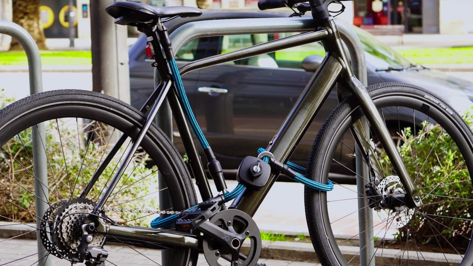 Roue, cadre et selle : ce nouvel antivol vélo 3-en-1 se la joue ultra rassurant