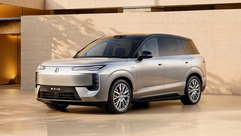 1 000 km d’autonomie : le géant BYD dévoile son nouveau SUV électrique Denza N8