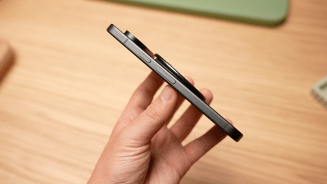Google Pixel 11 Pro noir (avec accessoire au dos) // Source : Robin Wycke - Frandroid