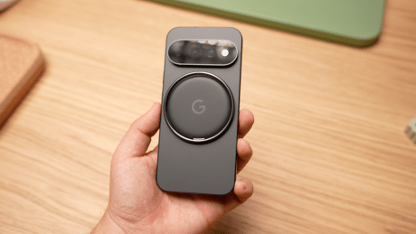 Google Pixel 11 Pro noir (avec accessoire au dos) // Source : Robin Wycke - Frandroid
