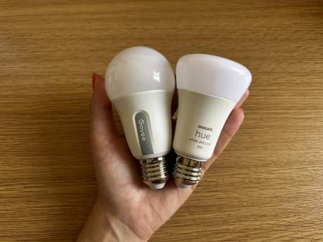 Une ampoule Govee et une ampoule Philips Hue, pour la comparaison. // Source : Noémie Koskas pour Frandroid