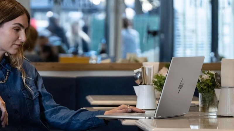 Besoin d’un laptop polyvalent pour la rentrée ? Ce HP 2-en-1 OLED chute à moins 800 €