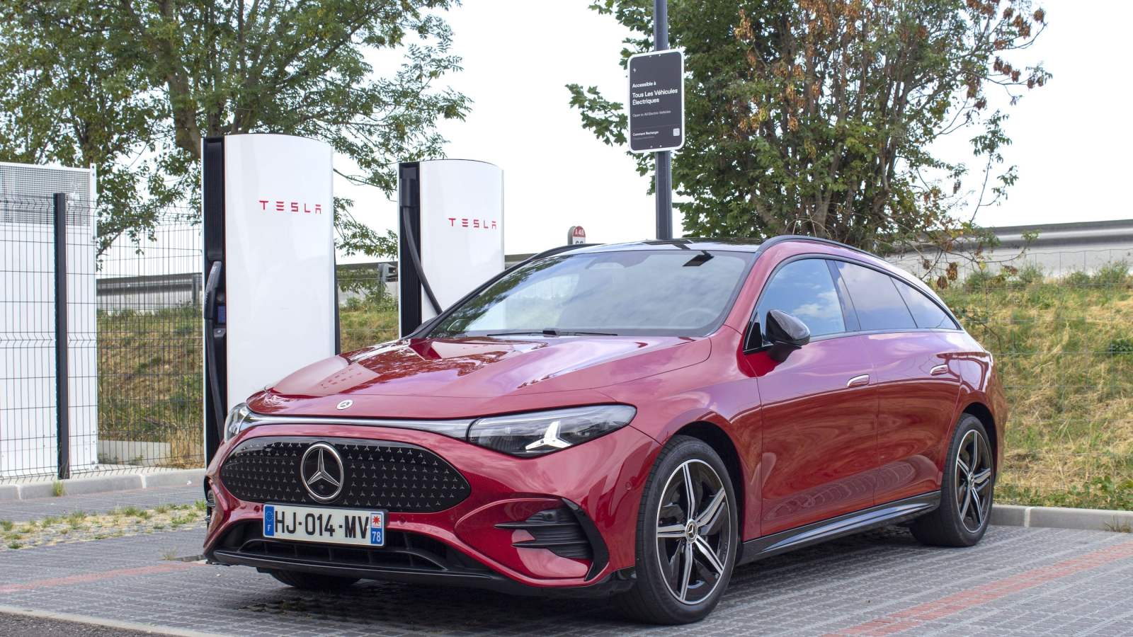 J’ai branché une Mercedes CLA électrique sur un Superchargeur Tesla : une recharge enfin possible, mais des choix qui interrogent