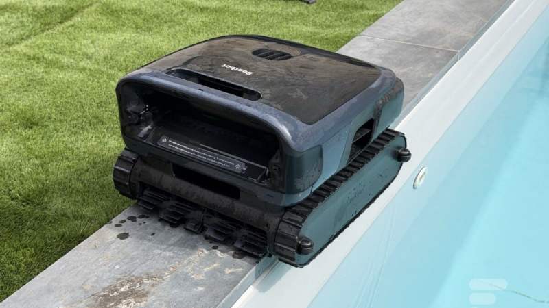 On a testé le Beatbot Sora 70 : le robot de piscine sans fil qui fait (presque) tout