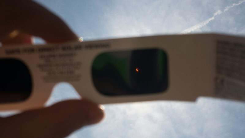 Éclipse du 12 août : comment vérifier que vos lunettes protègent vraiment vos yeux