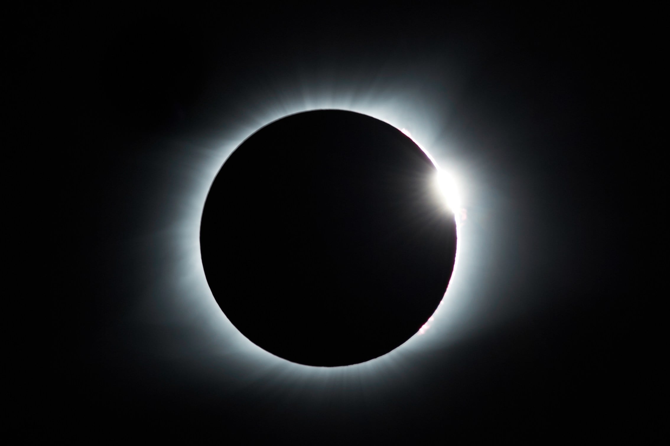 Éclipse solaire du 12 août : comment photographier le Soleil au smartphone sans abimer son capteur