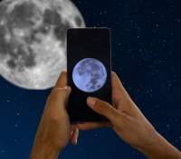 Le mode Lune de Samsung ne vous aidera pas pendant l'éclipse. // Source : Photo et montage incroyables d'Omar Belkaab pour Frandroid