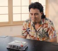 Palmer Luckey devant son clone de la Nintendo 64, la ModRetro M64 // Source : ModRetro Palmer Luckey devant son clone de la Nintendo 64, la ModRetro M64 // Source : ModRetro