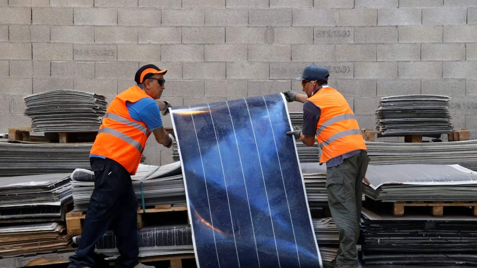 Panneaux solaires : le vrai problème de leur recyclage ? Ils durent trop longtemps