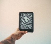Une Kindle d'Amazon // Source : Ivett M - Pexels