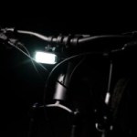 Decathlon lance un nouveau phare vélo capable d&rsquo;éclairer jusqu&rsquo;à 150 mètres