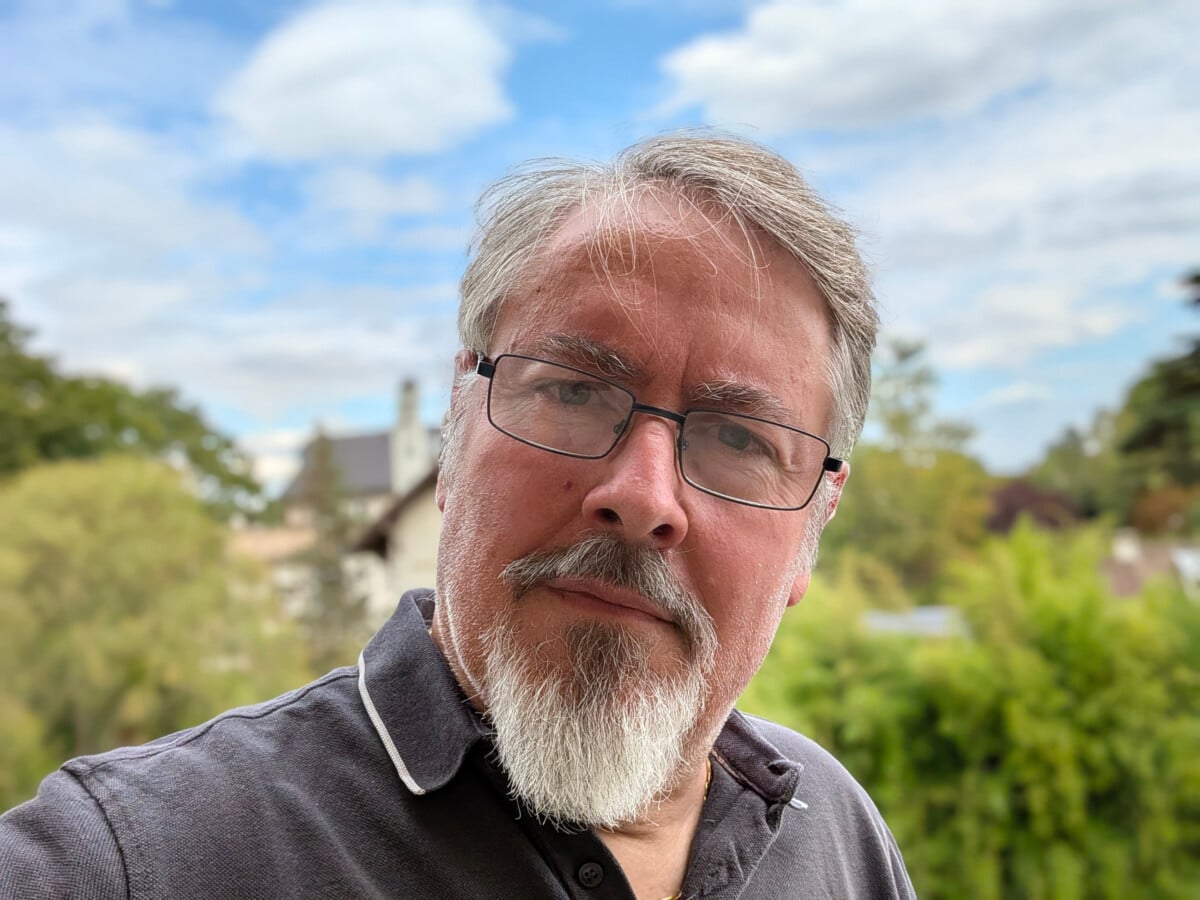 Pixel 11 – selfie Portrait Pixel 11 – selfie Portrait