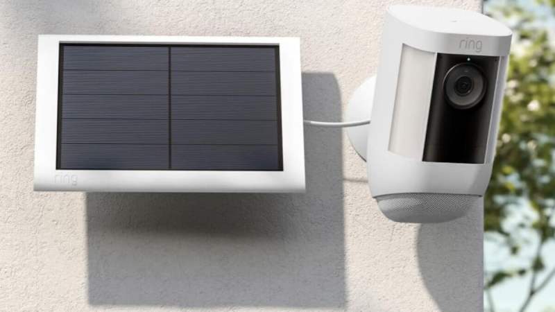 Cette caméra premium à vision nocturne couleur est à moitié prix dans ce pack incluant un panneau solaire pour l’alimenter en continu
