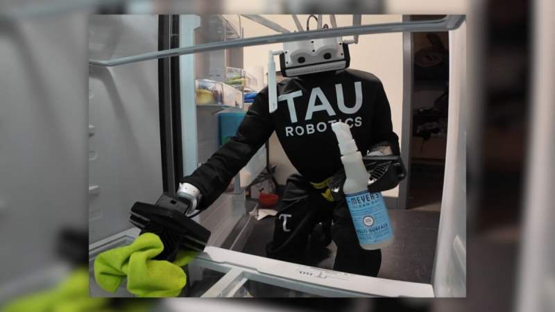 Ce robot humanoïde se déplace à domicile pour faire le ménage (et enregistrer tout ce qu’il voit chez vous)