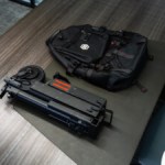 Cette trottinette électrique de 7,5 kg se range dans un sac à dos