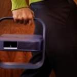 Poids plume, source triple laser et Google TV : le picoprojecteur Xgimi Elfin Flip Laser chute sous les 700 €