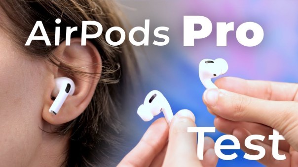 Micro étui à logo signature pour AirPods Pro® d'Apple