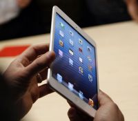 90678_a-visitor-looks-over-the-new-ipad-mini-at-an-apple-event-in-san-jose