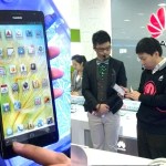 Un représentant de Huawei montre le Ascend Mate (smartphone 6,1 pouces) avant son annonce au CES