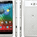 Motorola annonce le RAZR i blanc en France Motorola annonce le RAZR i blanc en France