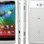 Motorola annonce le RAZR i blanc en France