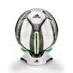 Adidas dévoile le premier ballon connecté : « MiCoach Smart Ball »