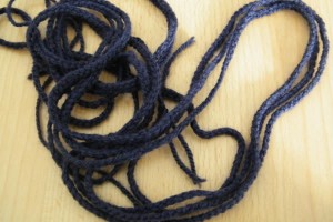 tuto_mika2 tuto-bijou-un-collier-en-laine-et-perles-en-tissu