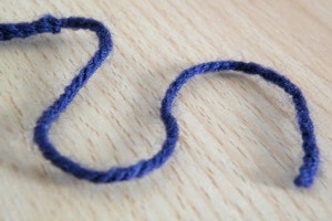 tuto_mika4 tuto-bijou-un-collier-en-laine-et-perles-en-tissu
